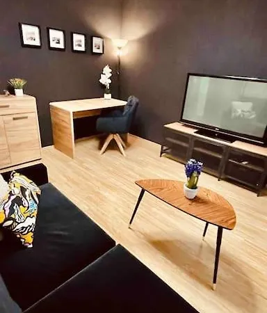 Moderny S Parkovanim شقة