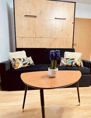 Moderny S Parkovanim شقة